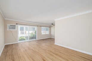 1355 N Poinsettia Pl in Los Angeles, CA - Building Photo