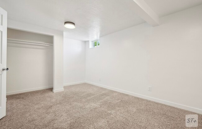 7420 S 240 E in Midvale, UT - Foto de edificio - Building Photo