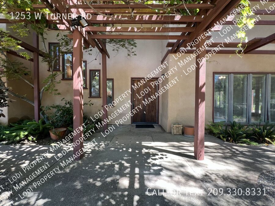 1253 W Turner Rd in Lodi, CA - Building Photo