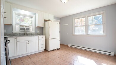 24 Coburn Cir in Newington, CT - Building Photo - Building Photo