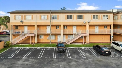 6255 SW Kendale Lakes Cir in Miami, FL - Building Photo - Building Photo