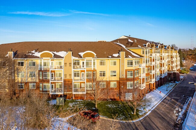 Main Street Village in New Brighton, MN - Foto de edificio - Building Photo