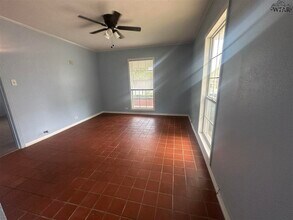 407 E Gilbert St in Henrietta, TX - Building Photo - Building Photo