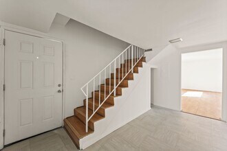 5738 Woodman Ave, Unit Unit 2 in Los Angeles, CA - Building Photo - Building Photo