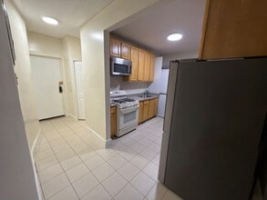 2128 Newtown Ave, Unit Apt 2 in Astoria, NY - Foto de edificio - Building Photo