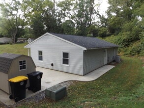 7413 Spout Hill Rd in Sykesville, MD - Foto de edificio - Building Photo