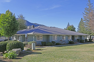 Oak Terrace Apartments in Oakhurst, CA - Building Photo - Building Photo