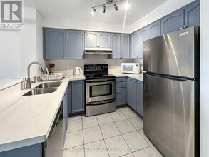 2545 Erin Centre Blvd in Mississauga, ON - Building Photo - Building Photo