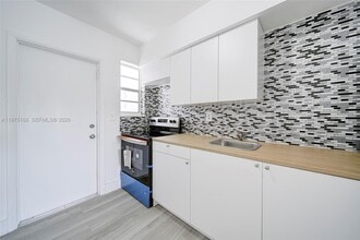 6733 NW 2nd Ct in Miami, FL - Foto de edificio - Building Photo