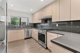 5757 Owensmouth Ave in Los Angeles, CA - Building Photo - Building Photo