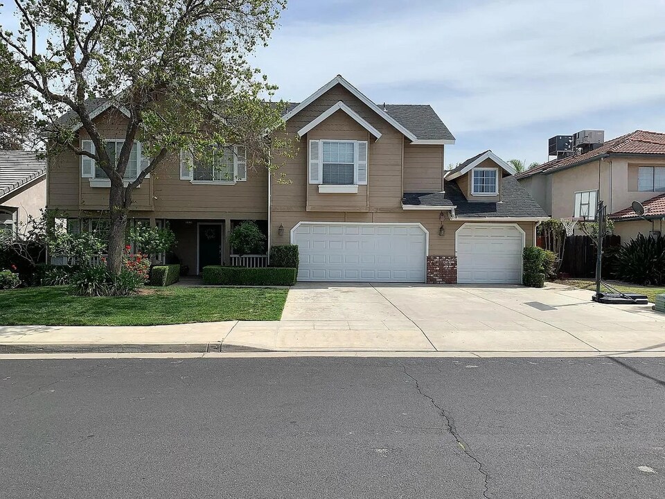 703 N Elm Ave in Clovis, CA - Building Photo