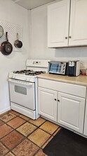 15020 Hamlin St, Unit Guest House in Van Nuys, CA - Building Photo - Building Photo