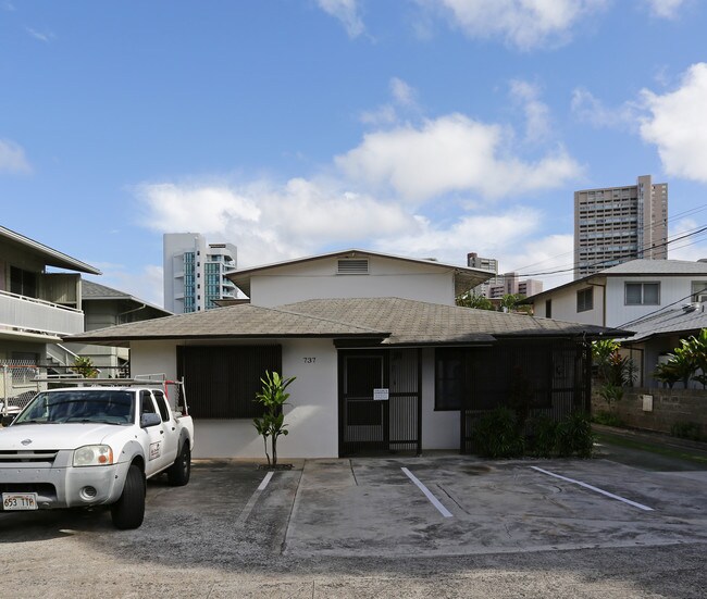 737 Hoawa St in Honolulu, HI - Building Photo - Building Photo