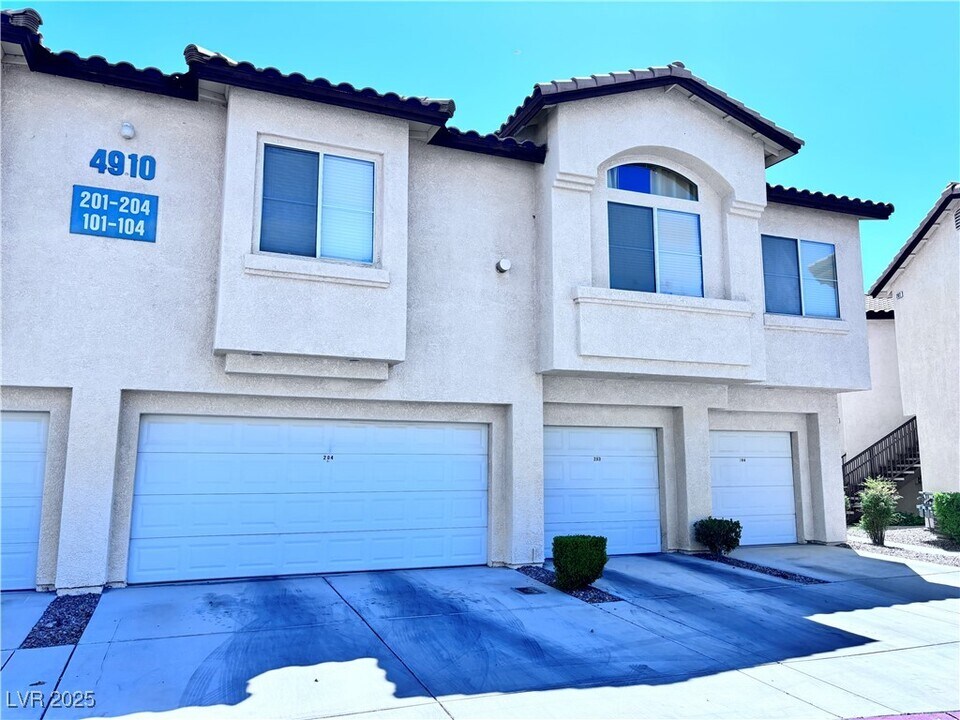 4910 Black Bear Rd in Las Vegas, NV - Foto de edificio