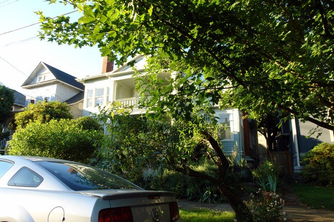 1812-1818 NE Halsey St in Portland, OR - Foto de edificio - Building Photo