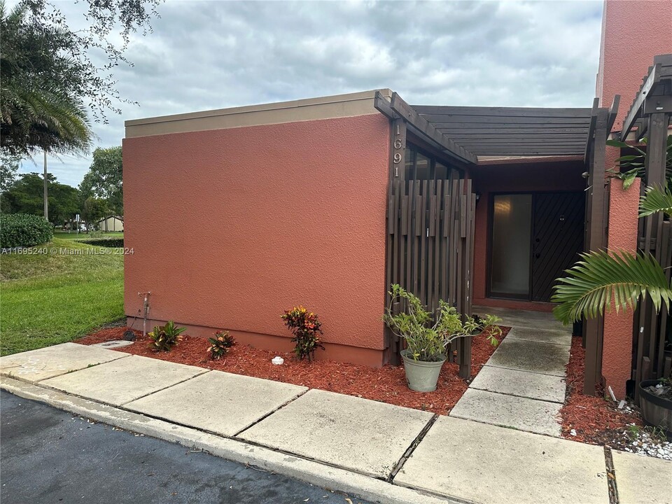 1691 Fairway Rd in Pembroke Pines, FL - Foto de edificio