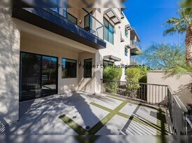 7300 E Earll Dr in Scottsdale, AZ - Building Photo