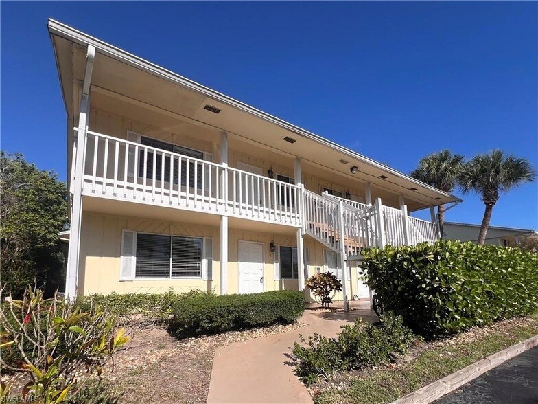 4601 Bayshore Dr in Naples, FL - Foto de edificio