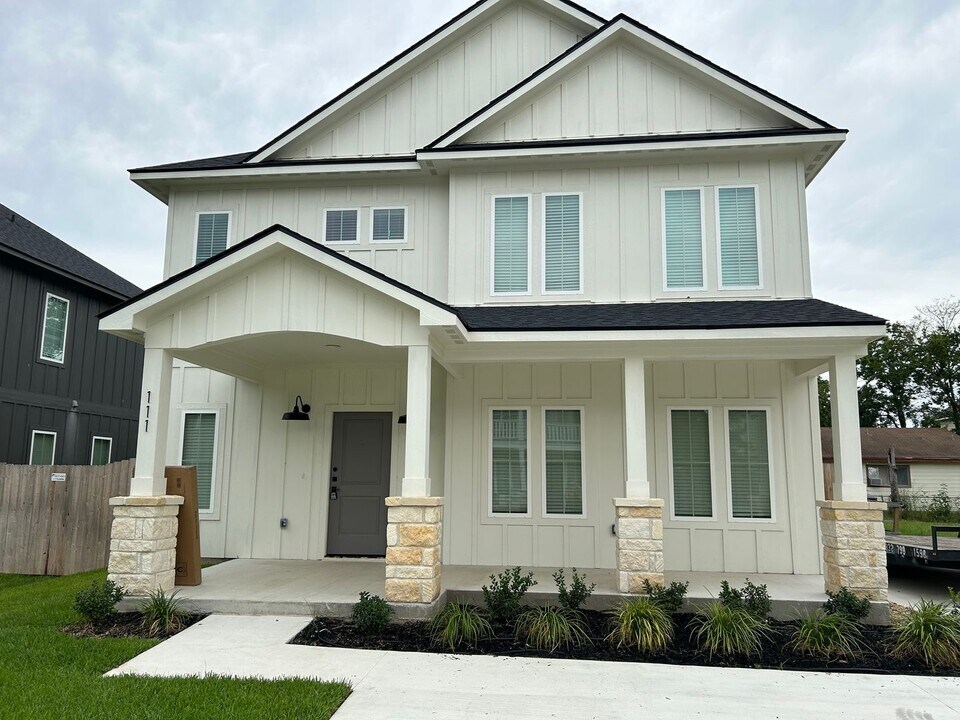 111 Sterling St in College Station, TX - Building Photo