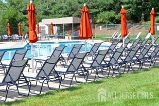 22 Maddaket Ct in Scotch Plains, NJ - Building Photo