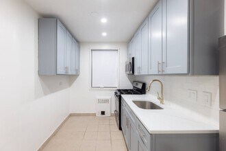 131-11 Kew Gardens Rd in Queens, NY - Building Photo - Building Photo