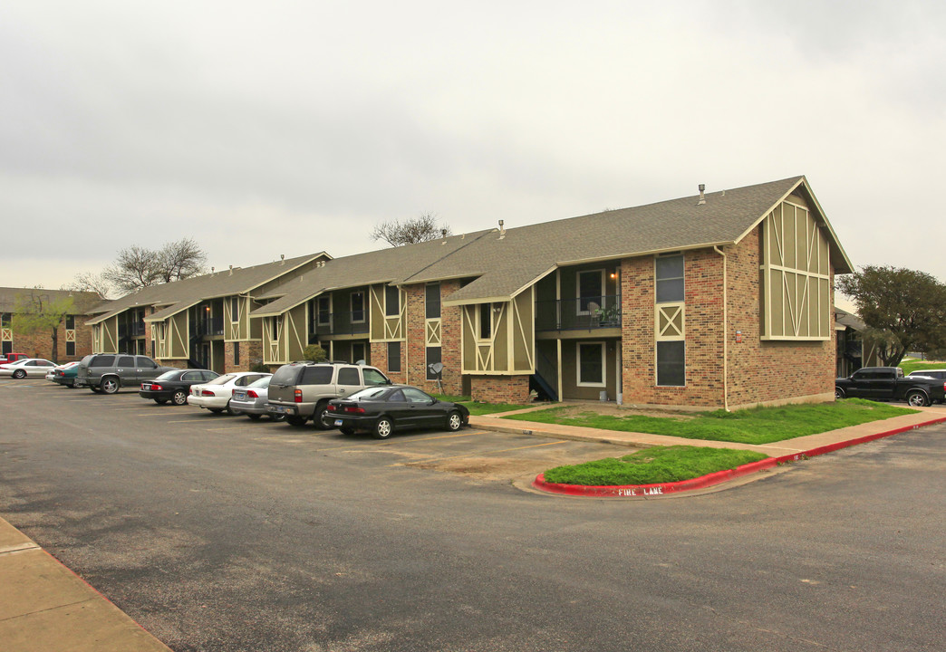 Runnymede in Austin, TX - Foto de edificio