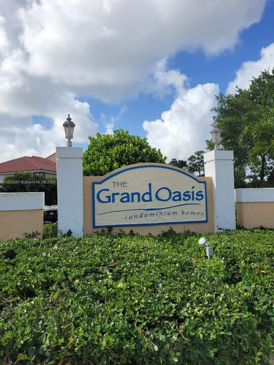 5641 Riverside Dr in Coral Springs, FL - Building Photo