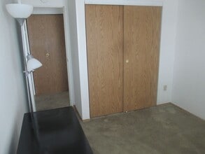 927 Emery Rd in Lawrence, KS - Foto de edificio - Building Photo