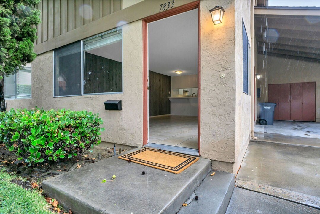 7833 Camino Raposa in San Diego, CA - Building Photo