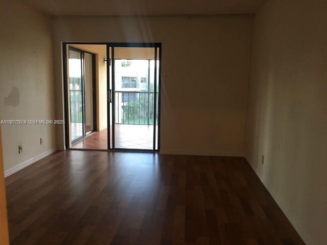 220 Lakeview Dr in Weston, FL - Building Photo - Building Photo