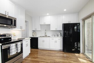 2066 Augusta Dr in Houston, TX - Building Photo - Building Photo