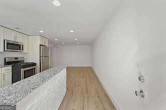 880 St Charles Ave NE in Atlanta, GA - Building Photo - Building Photo