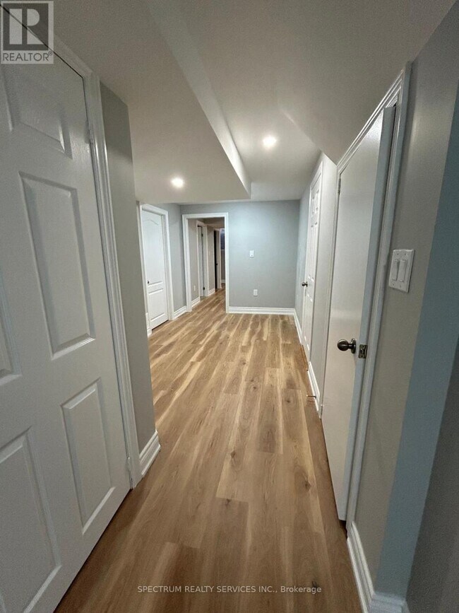 1074 Costigan Rd in Milton, ON - Building Photo - Building Photo