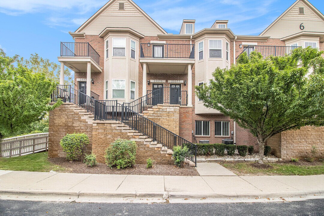 25575 Portico Ln in Novi, MI - Foto de edificio