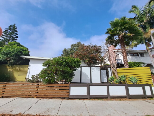 1856 10th St, Unit F in Santa Monica, CA - Foto de edificio - Building Photo