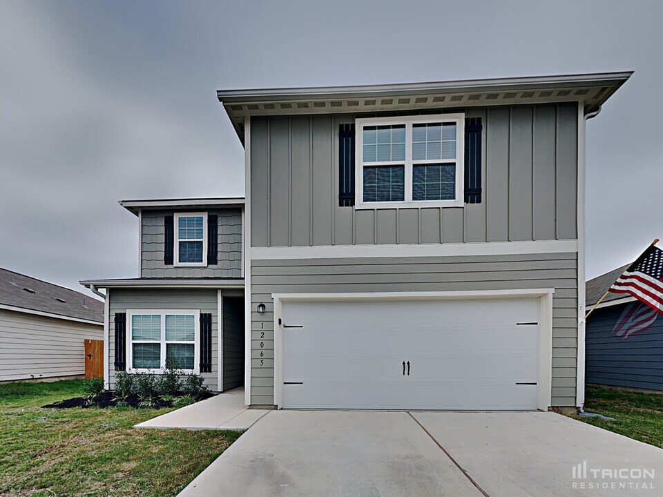 12065 Latour Vly in San Antonio, TX - Building Photo