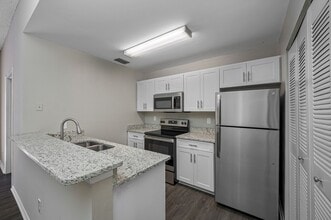Glenbrooke in Sarasota, FL - Building Photo - Building Photo