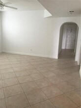 10770 NW 66th St in Doral, FL - Foto de edificio - Building Photo