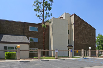 Santa Fe Plaza in Porterville, CA - Foto de edificio - Building Photo