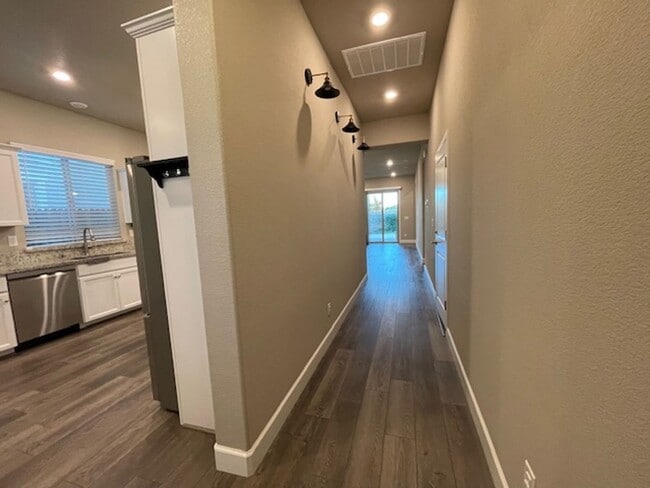 5073 Creekhollow Way in Roseville, CA - Building Photo - Building Photo