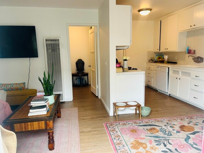 236 La Verne Ave, Unit A in Long Beach, CA - Building Photo - Building Photo