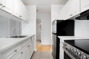 1225 Cardero St in Vancouver, BC - Building Photo - Building Photo