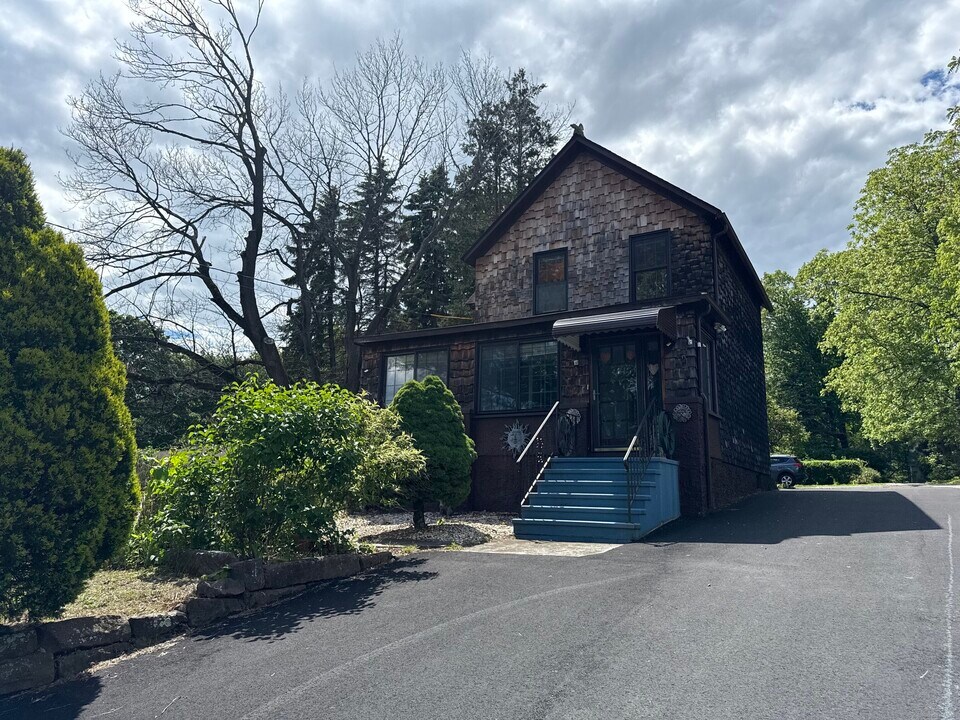 82 Corrigan Ave in Meriden, CT - Building Photo