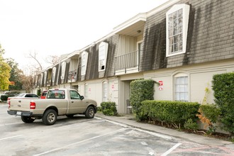 Dunhill Apartments in Houston, TX - Building Photo - Building Photo