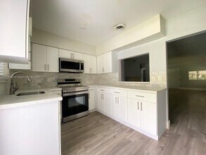 210 NE 146th St-Unit -210 in Miami, FL - Building Photo - Building Photo