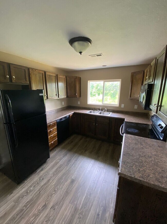 541 9th St NW-Unit -AH Unit A in Minot, ND - Building Photo - Building Photo