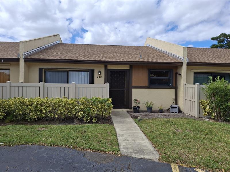 643 Banks Rd in Margate, FL - Foto de edificio