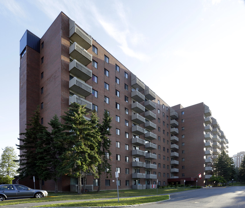 Saratoga Place in Ottawa, ON - Building Photo