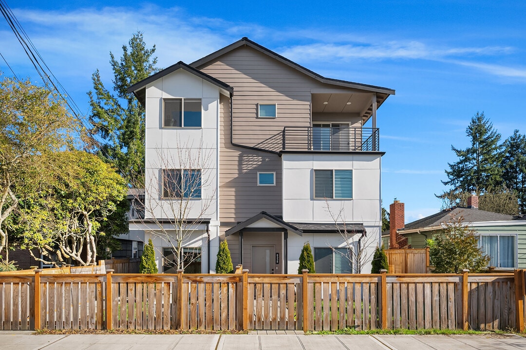 8338 27th Ave NW, Unit B in Seattle, WA - Building Photo