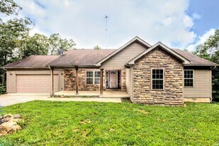 21619 Lakeshore Dr in Waynesville, MO - Building Photo